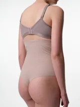 Bombacha modelante de tiro alto con diseño colaless y terminaciones corte láser. Confeccionada en microfibra, cuenta con banda de silicona antideslizante en el borde superior para mayor sujeción y fundillo de algodón.