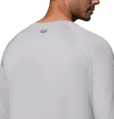 Remera de manga larga Columbia PFG, color gris claro, con cuello redondo y logo de la marca estampado en el pecho. Confeccionada en tejido técnico transpirable con tecnología de protección solar y absorción de humedad.