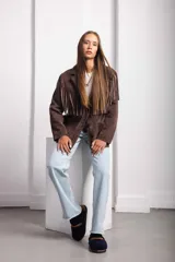 Pantuflas cerradas de cuero azul con detalle de hebilla y suela de goma.