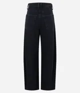 Pantalón de jean con corte barrel, de tiro medio y piernas anchas. Presenta un lavado marmorizado, trabillas en la cintura, cierre frontal con botón y cremallera, bolsillos funcionales y recortes decorativos en las rodillas.