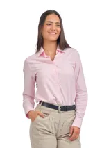 Camisa de corte clásico con cuello camisero, cierre frontal de botones y mangas largas con puños abotonados.