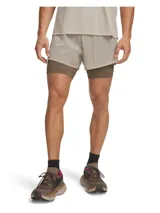 Short de running Under Armour de doble capa, color beige claro en la capa exterior y marrón oscuro en la calza interior ajustada.