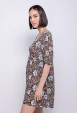 Vestido corto con estampado floral, escote en V y mangas abullonadas.