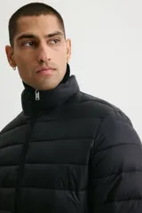 Campera puffer liviana de corte ajustado, con cuello elevado y cierre frontal. Presenta diseño acolchado horizontal, bolsillos laterales ocultos y acabado repelente al agua.