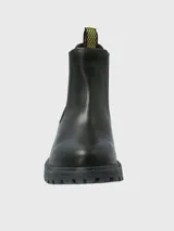 Bota tipo Chelsea de la marca Hush Puppies, confeccionada en cuero negro con paneles laterales elásticos y tiradores superiores con diseño gráfico en amarillo y negro. Presenta una suela de goma robusta y dentada con tecnología Fusion para mayor absorción de impactos.