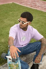 Remera blanca de algodón con cuello redondo y estampado circular en el frente con diseño abstracto en tonos grises.