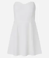 Vestido corto strapless color verde esmeralda, con escote corazón y falda acampanada con pliegues.