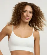 Soutien top Lov de tejido seamless texturizado color blanco, con breteles finos ajustables y copas desmontables.