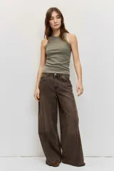 Musculosa blanca de tejido acanalado con cuello redondo y diseño ajustado.