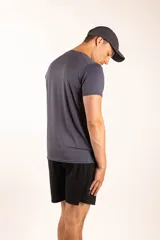 Remera deportiva negra de poliéster con tecnología dry fit y logo pequeño en el pecho.