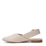 Zapatos destalonados negros de cuero, con punta cuadrada, tacón bajo y tira trasera ajustable con hebilla metálica dorada.