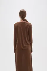 Remera de manga larga confeccionada en viscosa, con cuello en V y diseño holgado.