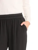 Pantalón de corte wide leg en crepe fluido, con cintura elástica ancha y bolsillos laterales funcionales. Presenta costuras con pespuntes en contraste.