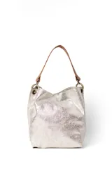 Bolso tipo hobo de cuero con acabado texturizado en tono beige claro, con correa de hombro en cuero liso color suela y herrajes metálicos en bronce envejecido.
