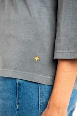 Remera de algodón lavada color gris, de corte al cuerpo, con escote redondo y mangas 3/4.