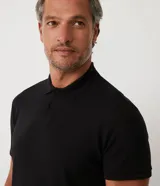 Remera polo de corte comfort, confeccionada en algodón peruano de alta calidad. Presenta cuello clásico con tapeta de botones y mangas cortas. Diseño liso y texturizado, ideal para un look casual y fresco.