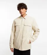 Campera de estilo casual con relleno, confeccionada en algodón de tejido plano. Presenta cuello inglés, cierre frontal con botones, mangas largas con puños abotonados, bolsillos frontales en el pecho y bolsillos laterales. Incluye bolsillo interno y forro interior.