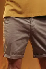 Bermuda de gabardina color tostado, con corte recto, bolsillos laterales y ruedo con dobladillo.