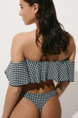 Top de bikini strapless con volado ancho y diseño a cuadros vichy en blanco y negro.
