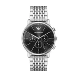 Reloj cronógrafo con caja de acero inoxidable plateado y esfera negra con acabado sunray. Presenta subesferas, fechador y malla de acero inoxidable de eslabones finos.