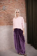 Sweater de punto color rosa claro, con cuello redondo a la base, mangas largas y puños acanalados. Presenta detalles de terminación a mano en contraste en el cuello, puños y ruedo.
