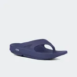 Sandalias tipo ojota de recuperación OOFOS, color negro, con diseño ergonómico de plataforma y tecnología OOfoam para mayor absorción de impacto y soporte del arco plantar.