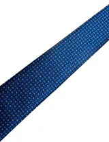 Corbata de seda azul marino con estampado paisley en tonos rosados y blancos.