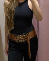 Faja ancha de cuero gamuzado color camel con hebilla metálica de diseño orgánico en bronce.