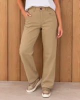 Pantalón de gabardina color verde, de corte recto y tiro alto, con bolsillos delanteros y traseros, presillas para cinto y cierre frontal con botón y cremallera.