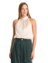 Blusa de satén color negro con diseño plisado, cuello alto tipo halter y corte sin mangas.