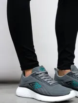Calza deportiva Umbro modelo Legging Bink para mujer, de color negro, con cintura alta cruzada y elástica con la marca estampada.