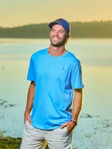 Remera gris de algodón con cuello redondo y manga corta.