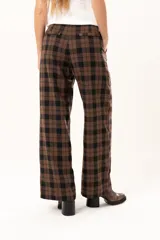 Pantalon de vestir de corte recto y tiro alto, confeccionado en tela con estampado de cuadros en tonos marrones y negros.