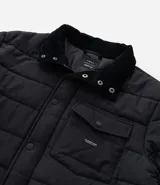 Campera puffer negra con cuello alto, cierre frontal con botones a presión, bolsillos laterales y un bolsillo cargo en el pecho. Presenta un diseño acolchado y forro interior suave.