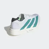 Championes de running Adidas Adizero Adios Pro 4, color blanco con tres franjas laterales en verde azulado. Cuentan con entresuela gruesa de espuma LIGHTSTRIKE PRO y detalles en gris oscuro en el talón.