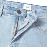 Jean de calce relajado en muslo y rodilla, pierna recta con abertura de 18” y tiro medio.