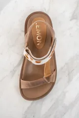 Sandalias marrones de cuero con tira delantera y tobillera ajustable. La tira tobillera es de cuero con estampado animal print.