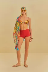 Short de baño rojo de talle alto y textura acanalada, con diseño corto y ajuste fluido.