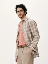 Camiseta básica de manga corta y cuello redondo, color rojo oscuro.