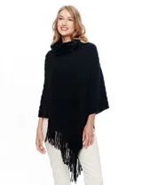 Poncho tejido negro con textura, cuello alto de velour negro y terminación con flecos largos en el ruedo.