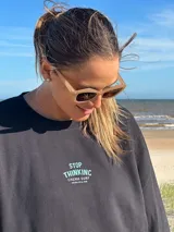 Buzo color crema de algodón con cuello redondo y mangas largas. Estampado en el frente con líneas horizontales de colores y una línea ondulada que simula un electrocardiograma.