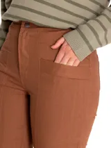 Pantalón de pierna recta y tiro alto color marrón, estilo carpintero con bolsillos frontales.