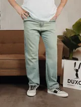 Pantalón de jean en tono celeste claro con efecto lavado, de corte recto y estilo clásico.