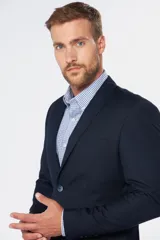 Saco sport azul marino de corte slim fit, con solapas de muesca, cierre de un botón y bolsillos ribeteados.