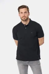 Polo de piqué color negro, manga corta, con cuello y tapeta de botones. Presenta un pequeño logo bordado en el pecho.