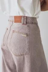 Pantalón de jean azul de tiro alto y corte wide leg súper amplio, con diseño de perneras ancha y terminación desmechada en el ruedo.