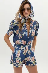 Short de cintura alta confeccionado en lino azul con estampado floreado, con diseño holgado y bolsillos laterales.