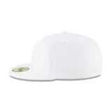 Gorro New Era blanco con logo de los L. A. Dodgers bordado en el frente.