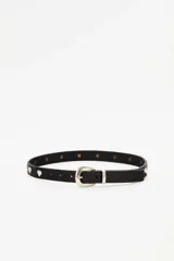 Cinturón de cuero vacuno negro con textura granulada, decorado con apliques metálicos en forma de corazón y hebilla metálica plateada.