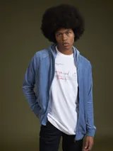 Buzo hoodie gris con capucha y cierre frontal.